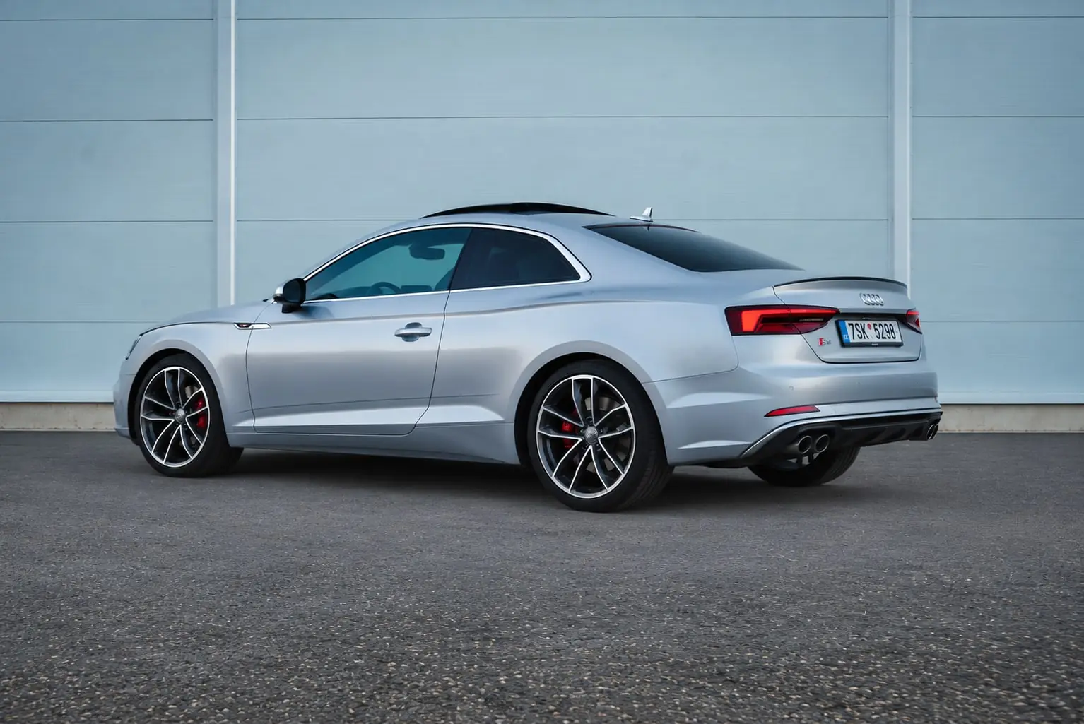 Audi S5 Coupé quattro – pohled zezadu ze tří čtvrtin