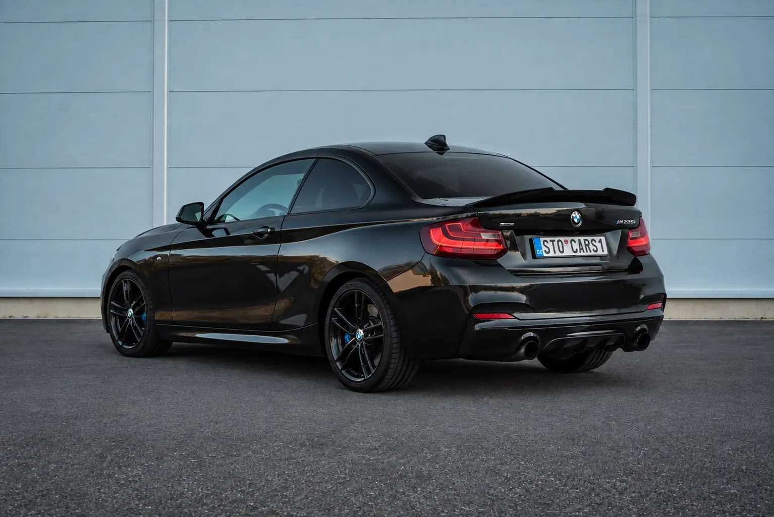 BMW M235i xDrive Stage 2 – pohled zezadu ze tří čtvrtin