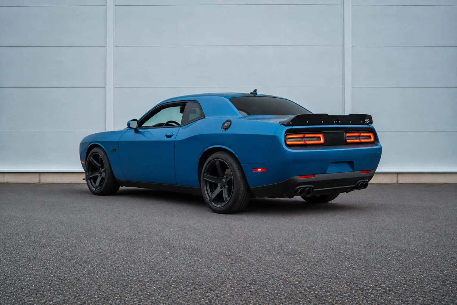 Modrý Dodge Challenger R/T – pohled zezadu ze tří čtvrtin