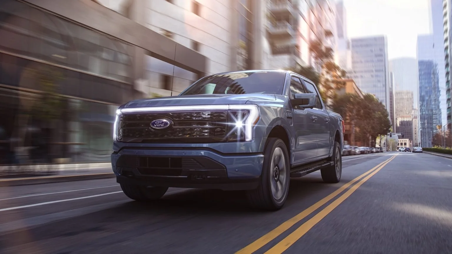 Ford F-150 Lightning ve městě