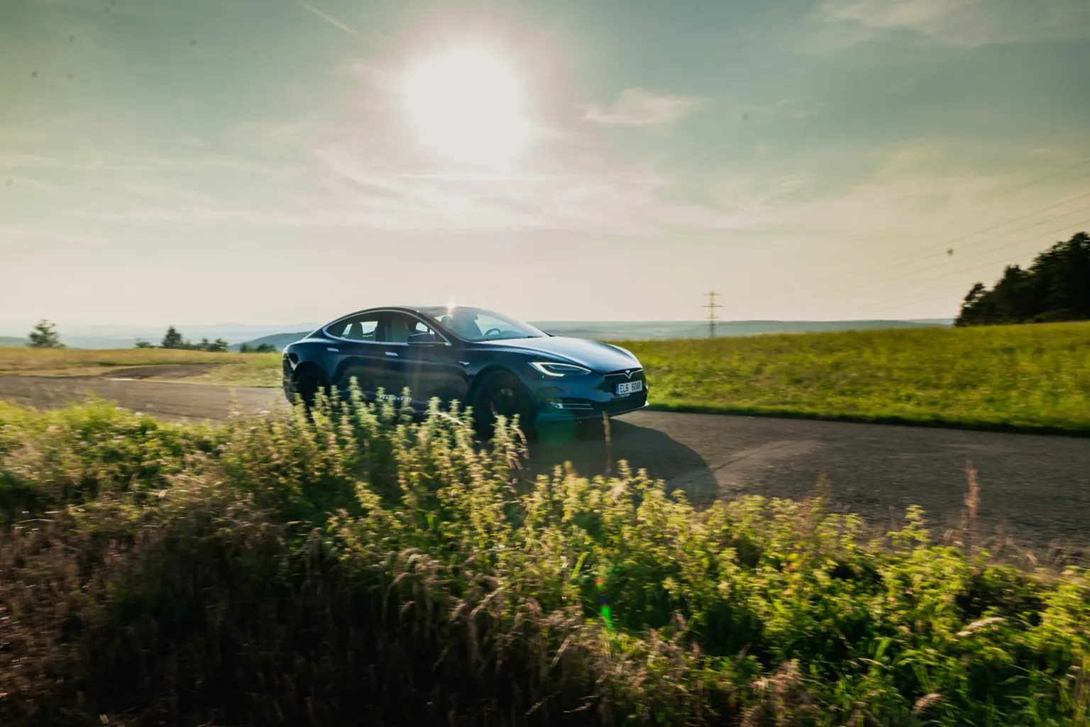 Tesla Model S Performance Raven na silnici v krajině
