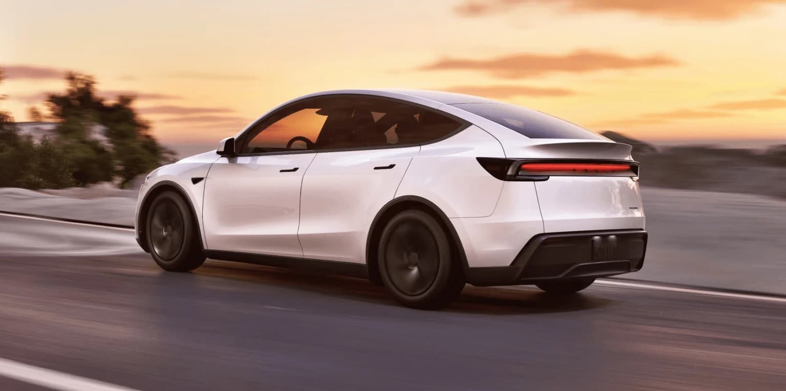 Tesla Model Y Juniper v jízdě při západu slunce