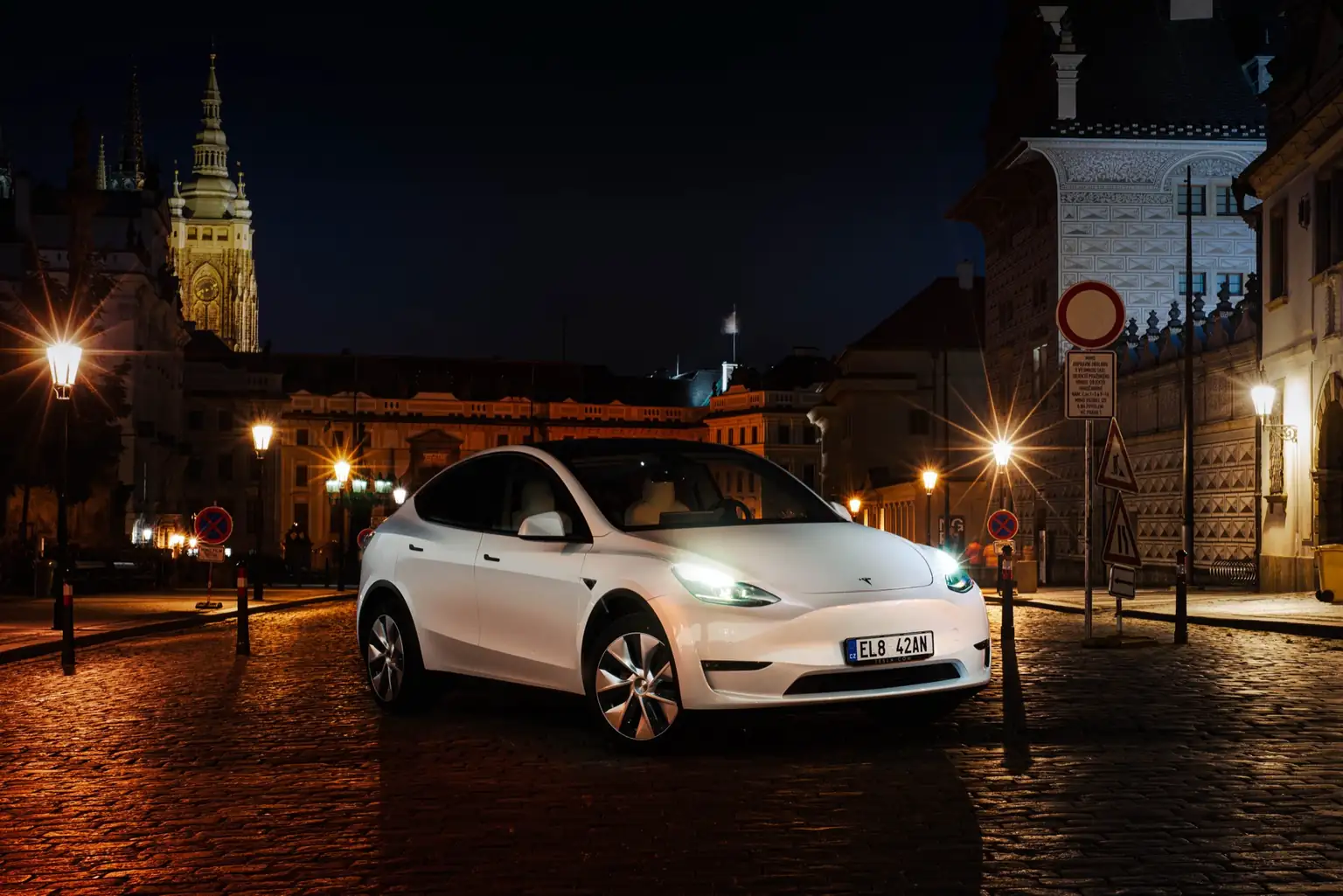 Tesla Model Y Long Range v noční Praze pod Pražským hradem