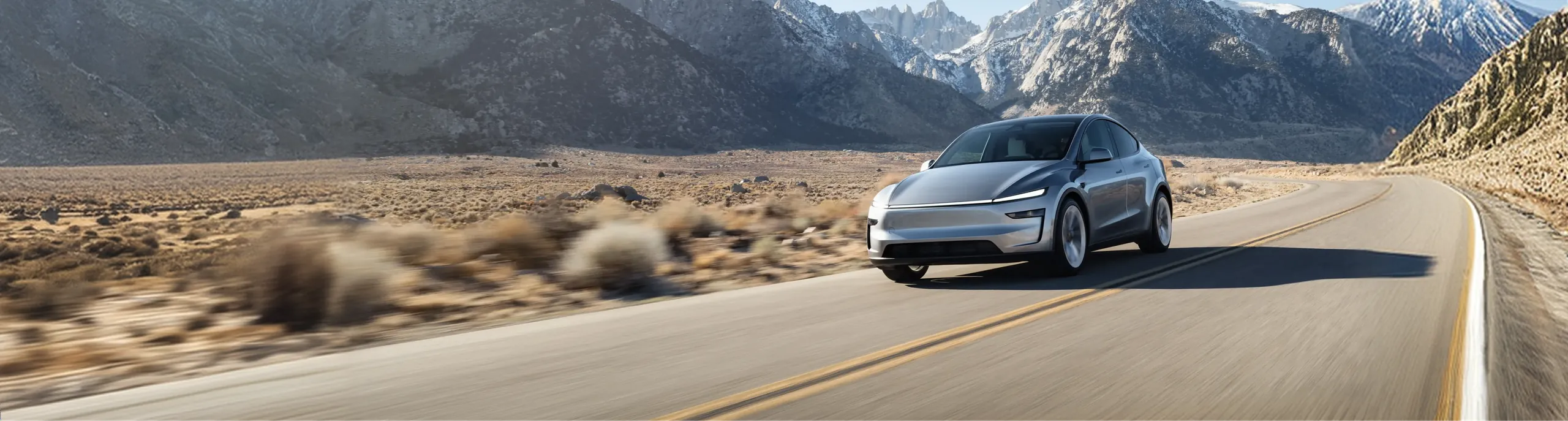 Tesla Model Y v jízdě po horské silnici